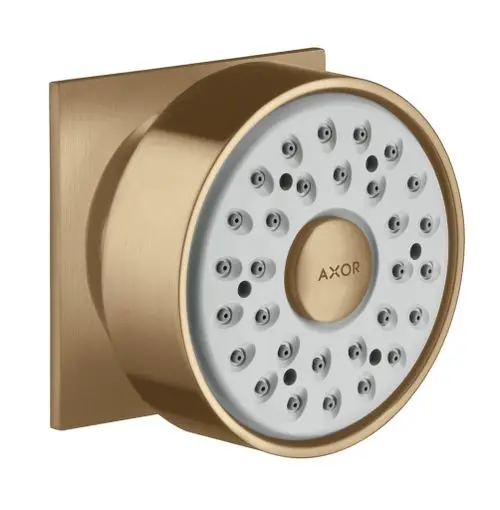 Heller Duschkopf mit runder Oberfläche und diversen Auslasslöchern, montiert auf einer quadratischen Halterung in Brushed Bronze, gefertigt von Hansgrohe.